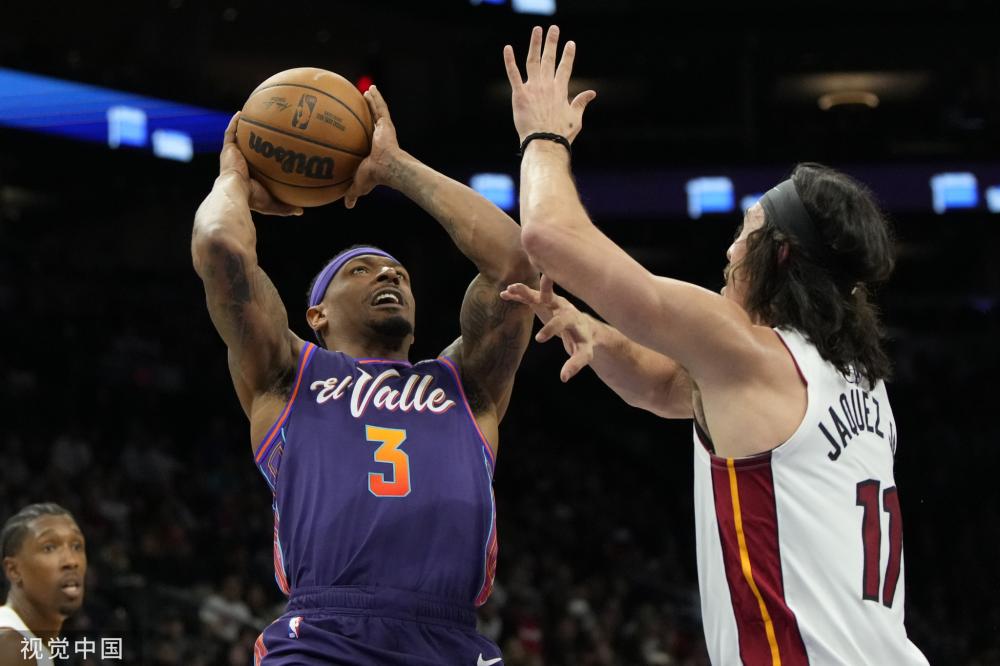 展示了他在 展示了他在