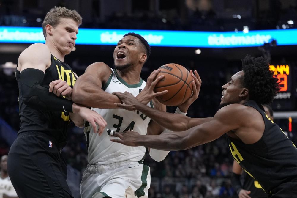 中甲新军大连鲲城举办球迷见面会，全体将士抵达金州体育场，准备参加活动！