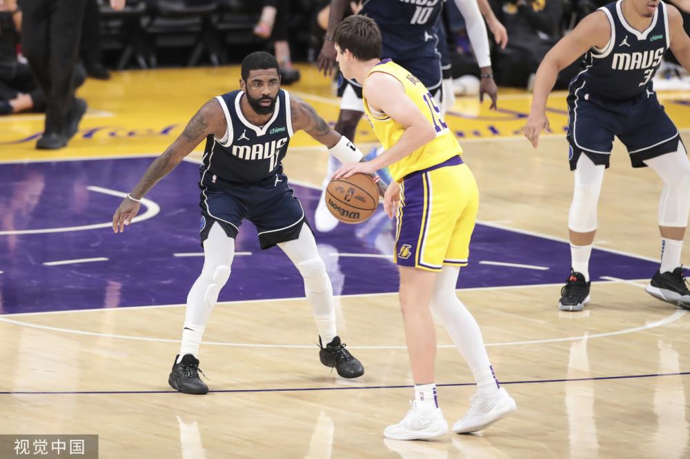 豪泽的意外瞬间：一次跌倒的戏剧性转折（豪泽的意外一刻：摔倒引发的戏剧性反转）